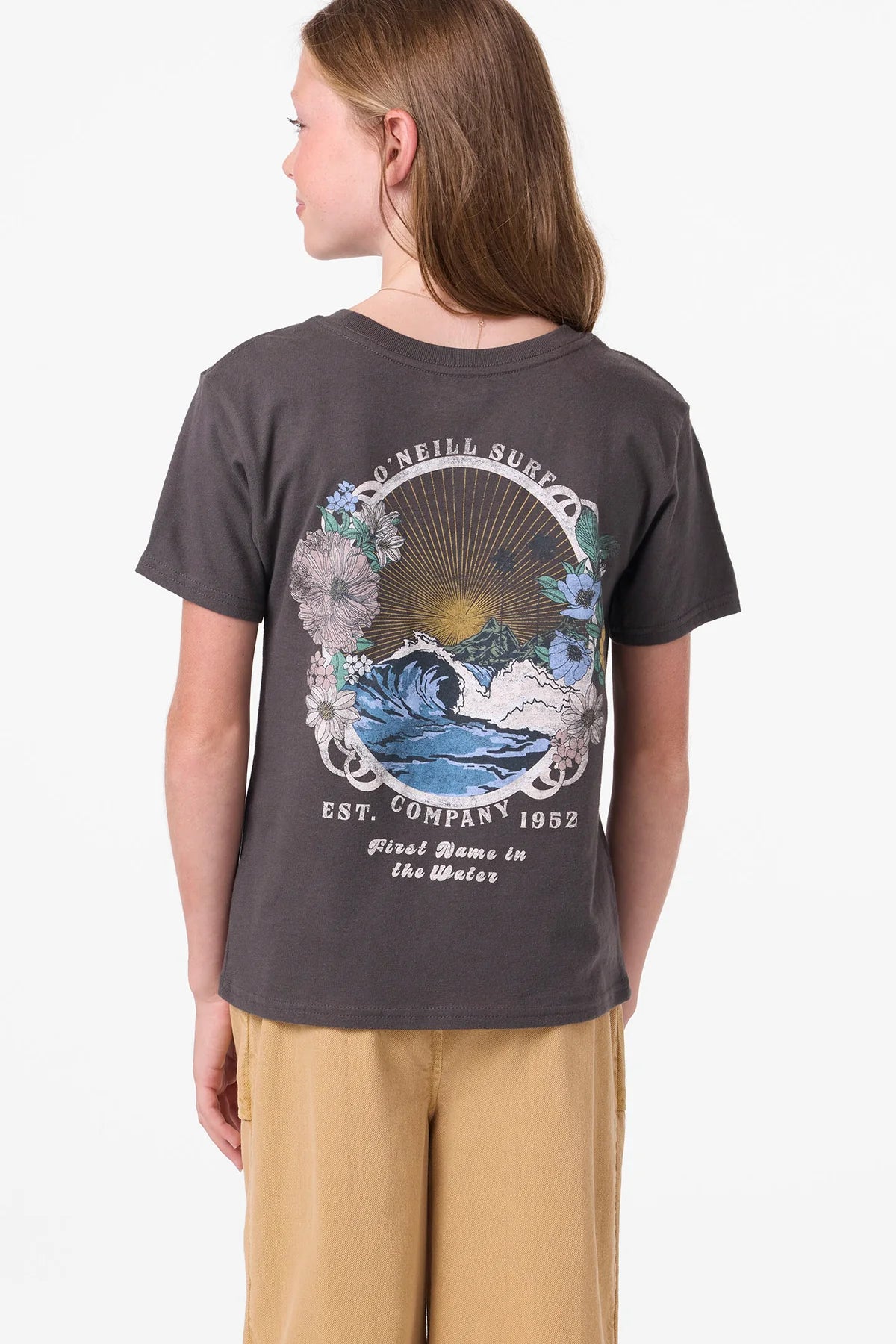 T-Shirt - O'Neill gris foncé en coton avec motif surf coloré au dos, porté par enfant, vue de dos en portrait.