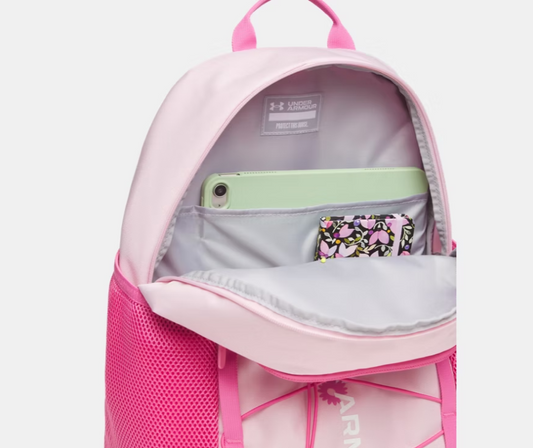 Sac à dos UA Hustle Sport 6.0 - Under Armour rose clair et rose vif en tissu synthétique, vue intérieure avec compartiments ouverts contenant une tablette et un portefeuille, détails de poche en filet.
