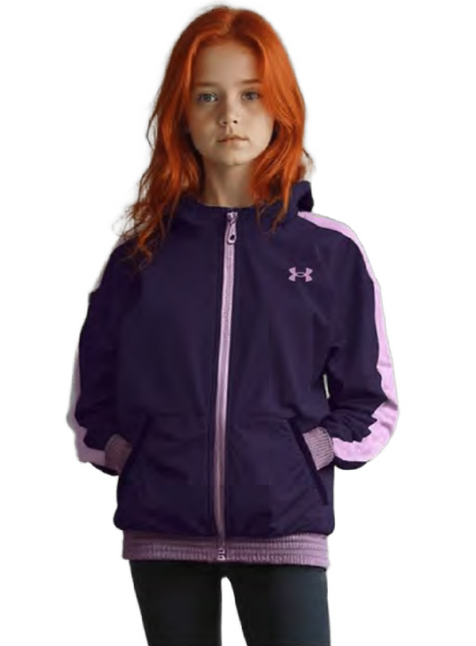 Fille portant un Manteau Mi-Saison - Under Armour bleu marine avec bande rose sur les manches, matière synthétique légère, vue de face.