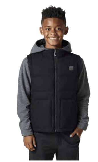 Jeune garçon portant un Manteau Mi-Saison - Under Armour noir sans manches matelassé, avec capuche grise en tissu, vue de face.