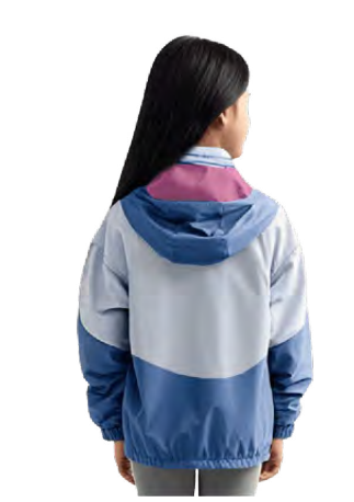 Manteau Mi-Saison - Under Armour bleu clair et bleu foncé avec capuche violette, coupe décontractée, porté de dos par enfant.