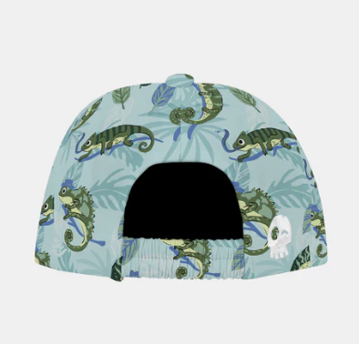 Casquette - Headtser en tissu bleu clair avec motifs caméléons verts et feuilles, vue de dos avec ouverture élastique.