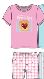 Pyjama 2 pièces - Mandarine & Co rose et blanc à carreaux, motif tartine, manches courtes, pour enfant, vue de face porté sur mannequin.