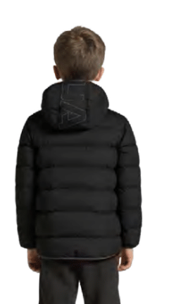 Manteau Mi-Saison - Under Armour noir matelassé avec capuche, porté sur un enfant, vue de dos avec détails de couture visibles.
