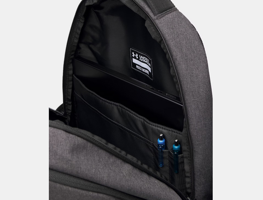 Sac à dos UA Hustle 6.0 - Under Armour gris foncé en polyester avec poche intérieure organisée contenant un ordinateur portable, vue de l'intérieur.