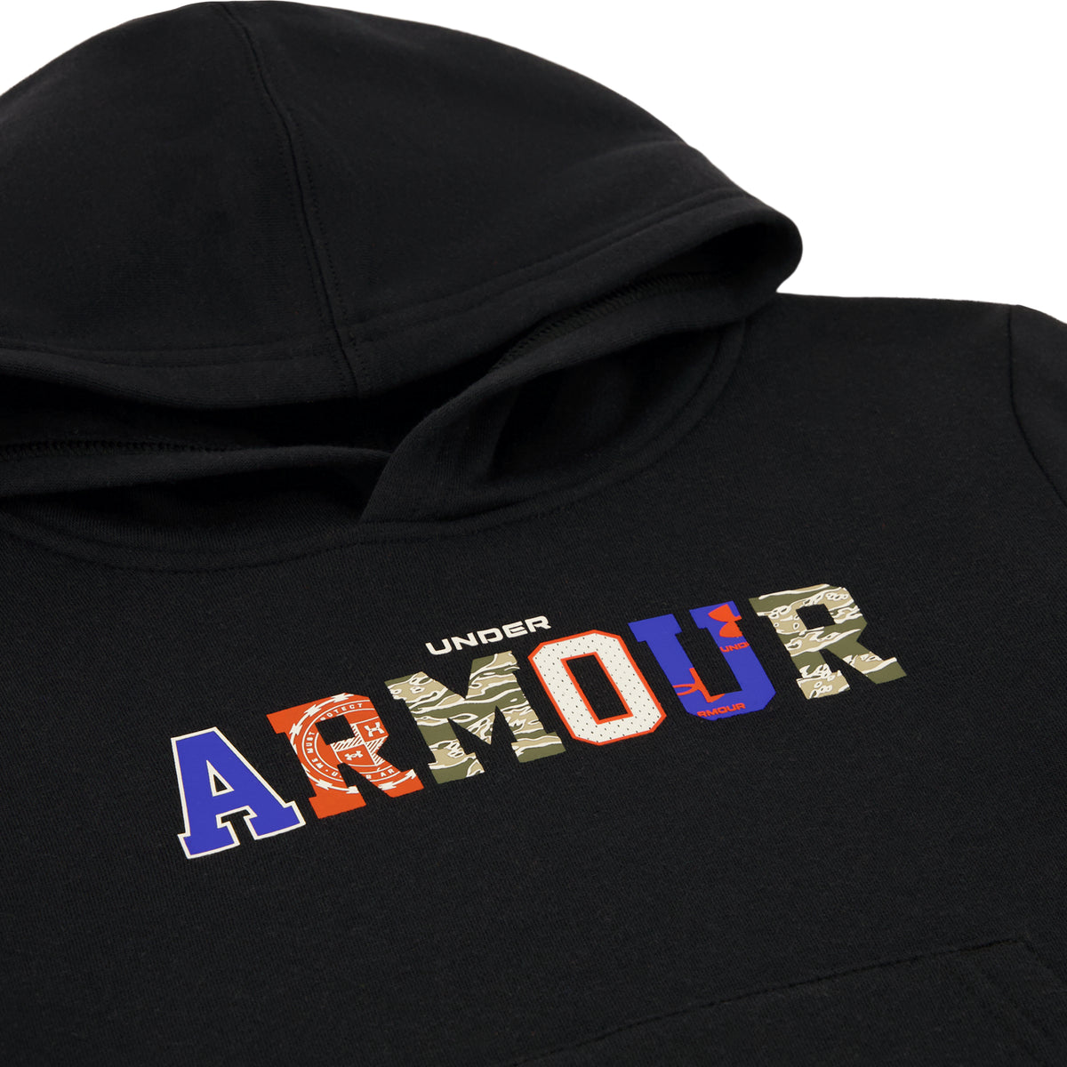 Hoodie - Under Armour noir à capuche avec logo graphique multicolore sur le devant en vue de détail