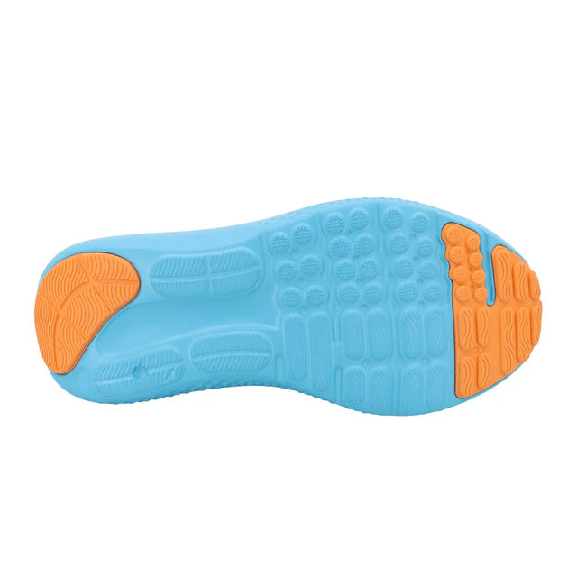 Semelle bleu clair avec détails orange des Espadrilles Surge 4 - Under Armour, vue de dessous.