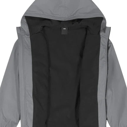 Manteau Mi-Saison - Under Armour gris avec intérieur noir et capuche, conçu pour confort et protection légère.