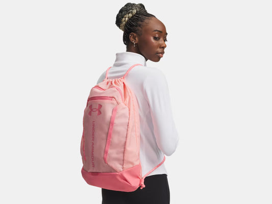 Sac à cordons UA Hustle - Under Armour rose clair et rose foncé porté sur mannequin femme, vue de dos.