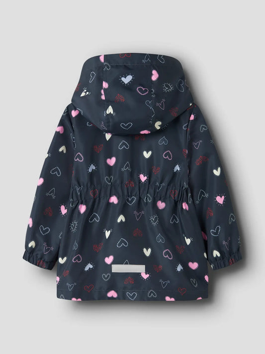 Manteau Mi-Saison - Name It coupe-vent bleu marine avec motifs cœurs roses, blancs et rouges, pour enfant, vue de dos avec capuche.