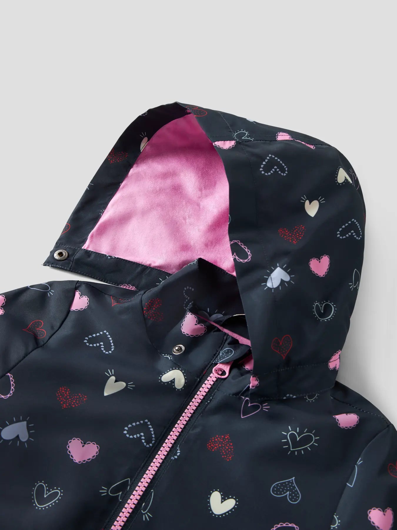 Manteau Mi-Saison - Name It coupe-vent noir à motifs cœurs roses, rouges et blancs, doublure rose, pour enfant, vue capuche et détail fermeture éclaire