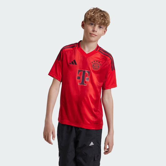 Chandail FC Bayern - Adidas rouge et noir en polyester, coupe garçon, manches courtes, porté sur mannequin, vue de face.