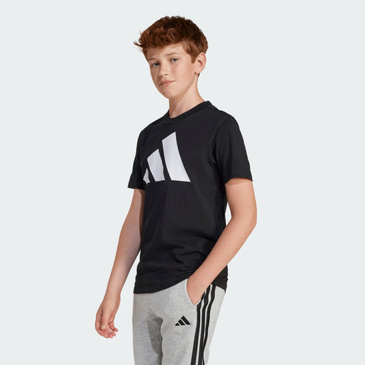 T-Shirt - Adidas noir avec grand logo blanc, coton, pour garçon, porté de trois quarts face.