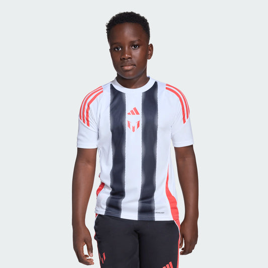 Jersey Messi - Adidas blanc avec bandes noires et détails rouges, manches courtes, polyester recyclé, pour garçon, vue de face.