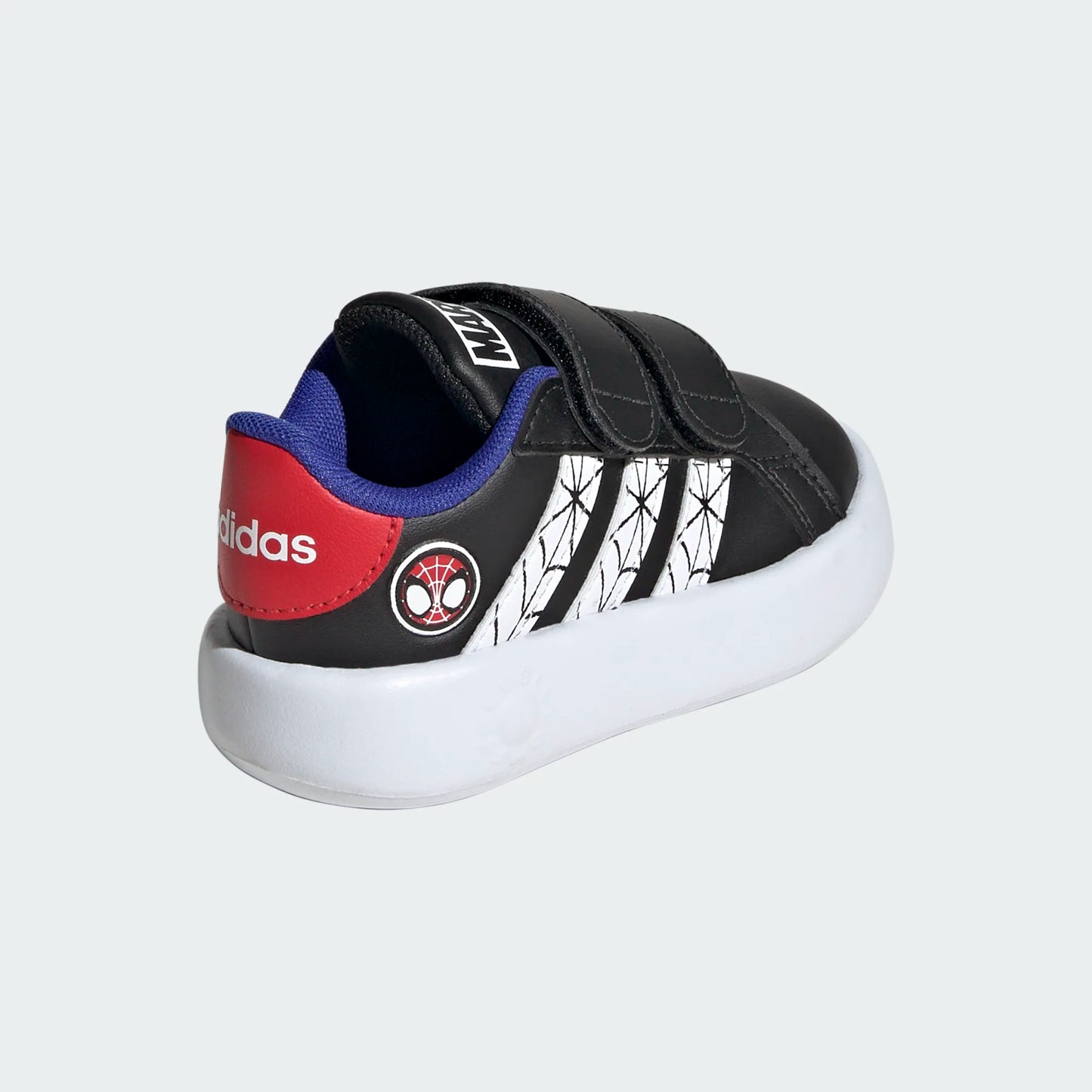 Espadrilles - Adidas GRAND COURT SPIDER-MAN noires et blanches avec détails rouges et bleus, fermeture scratch, pour garçon, vue arrière angle droit.