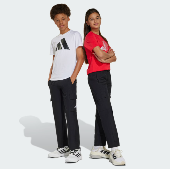 Pantalon cargo Essentials Climacool - Adidas noir en polyester recyclé, poches latérales, style garçon et fille, vu de face porté.