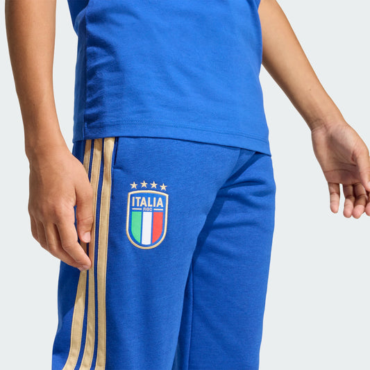 Pantalon Italia - Adidas bleu royal avec bandes dorées latérales et écusson Italie, coton mélangé, pour garçon, vue de profil partielle