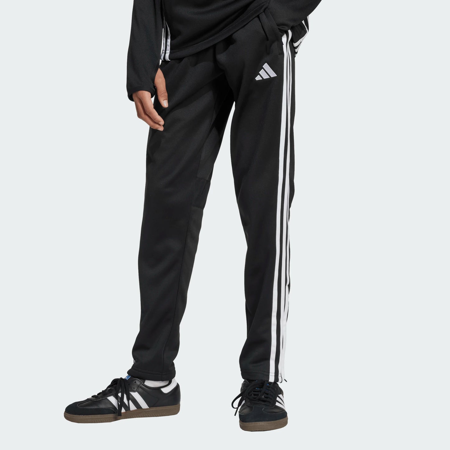 Pantalon Tiro - Adidas noir avec bandes blanches latérales, logo blanc, molleton pour garçon, vue de profil bas.