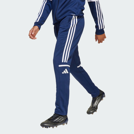 Pantalon - Adidas bleu marine avec bandes blanches latérales, logo blanc, tissu polyester recyclé, pour garçon, vue de profil.