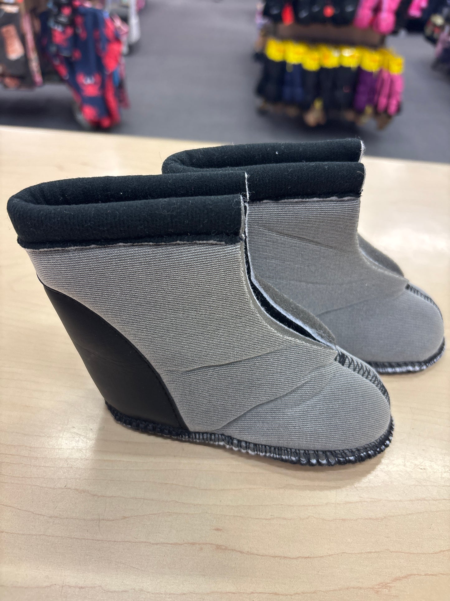 Feutres - Baby Chou gris avec intérieur noir isolant -50 degrés, matériau textile, vue de profil, taille bébé.