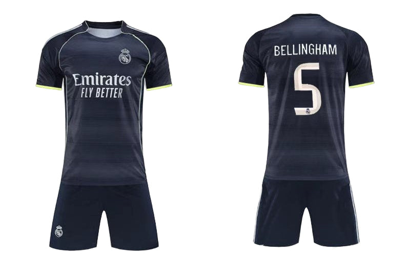 Ensemble de soccer Real Madrid - Bellingham bleu marine avec détails clairs, tissu polyester, pour enfant 6 ans, vues de face et dos.