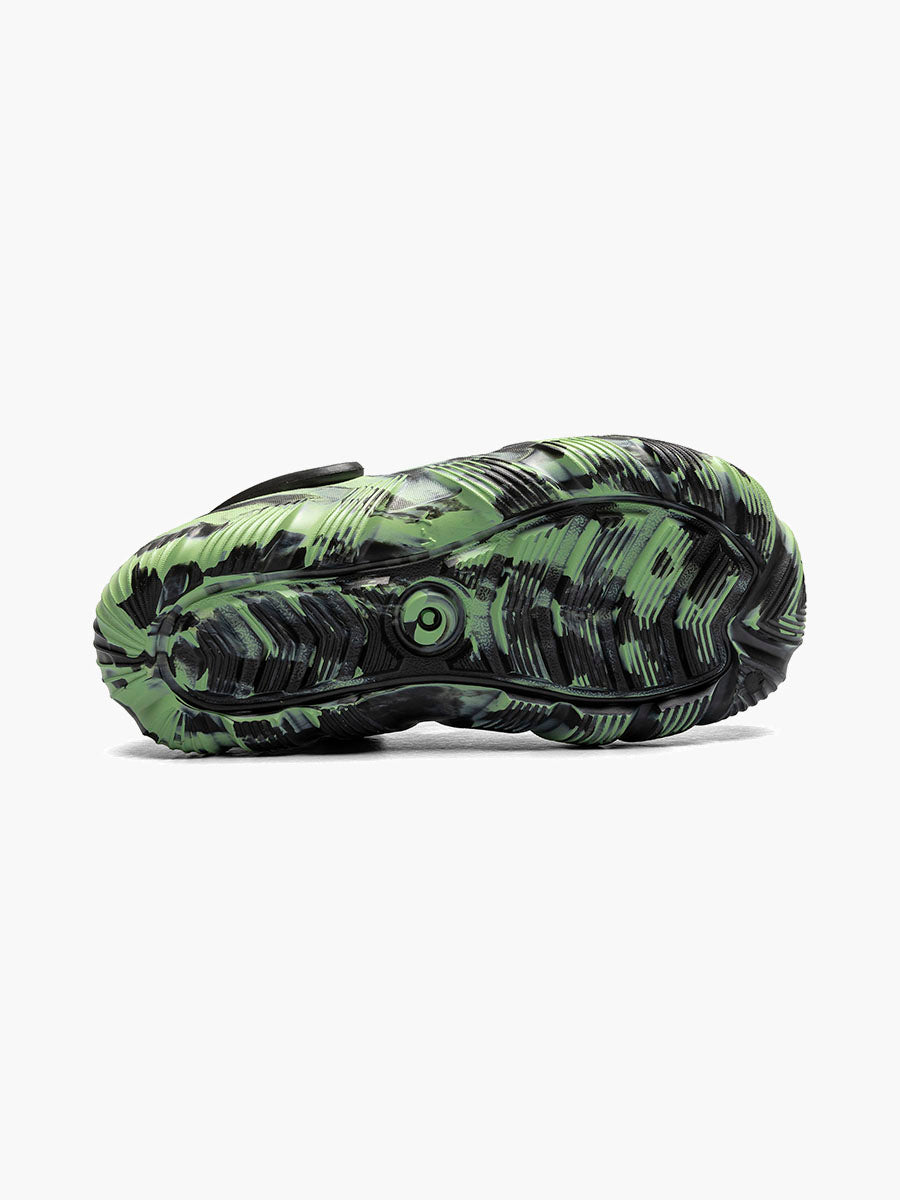 Sandales - Boga Bogs semelle camouflage vert et noir avec adhérence renforcée, vue dessous pour garçon enfant.