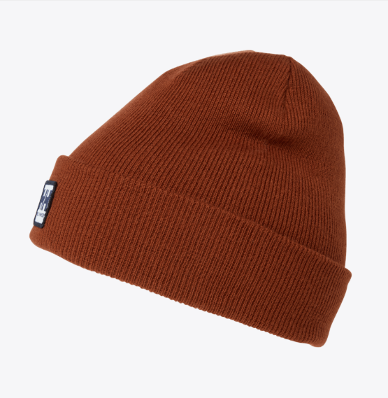 Tuque d'hiver Urban - Helly Hansen en tricot marron rouge, style classique à revers, vue de côté sur fond clair.