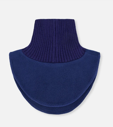 Cache-Cou d'hiver - Deux Par Deux en polaire bleu marine avec col montant côtelé violet, pour enfant, vue de face.