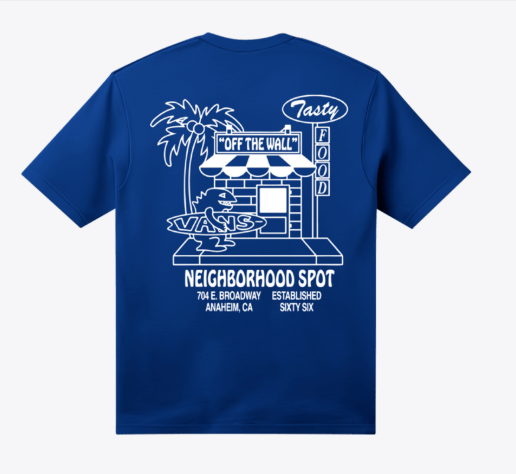 T-Shirt - Vans bleu à manches courtes, motif graphique blanc au dos, vue de dos sur fond uni