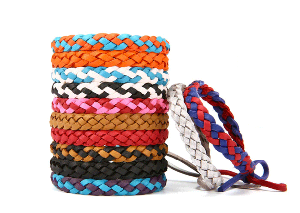 Bracelet Antimoustique - Faux Cuir tressé multicolore, style unisexe, réutilisable, vue de face sur fond blanc.