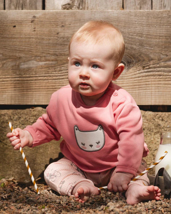 Ensemble - Deux Par Deux en coton biologique rose avec motif chat gris, legging rose motifs, bébé fille assise vue de face