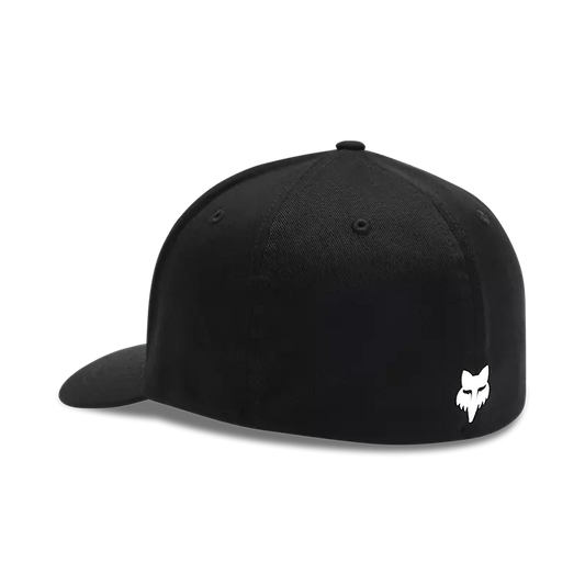 Casquette - Fox noire Flexfit avec logo silicone blanc à l'arrière, tissu polyester, coton et spandex, pour garçon, vue de dos angle droit.