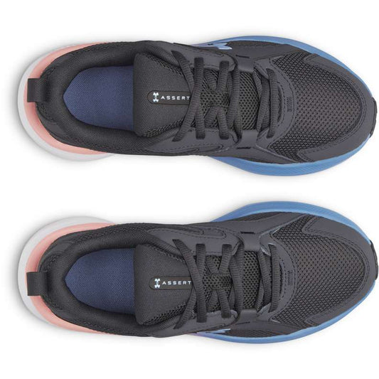 Espadrilles UA Assert 11 - Under Armour noires avec détails bleu et rose, dessus en mesh respirant, vue de dessus, style sneakers homme.