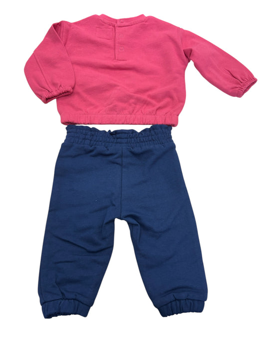 Ensemble - Guess fille avec haut rose manches longues et pantalon bleu marine en tissu doux, vue de dos.