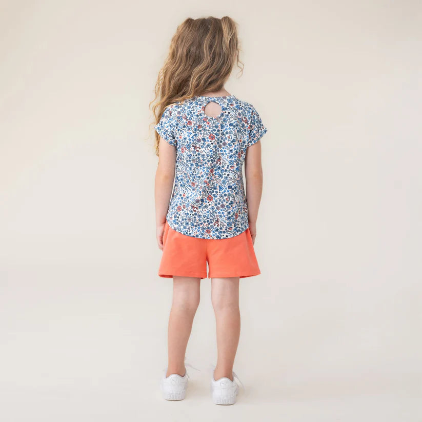 Short - Nanö orange en coton avec taille élastique, porté par enfant vue de dos, poches latérales visibles