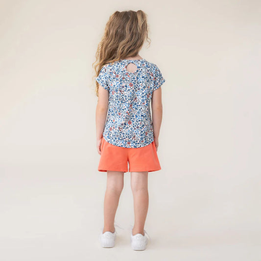 Short - Nanö orange en coton avec taille élastique, porté par enfant vue de dos, poches latérales visibles