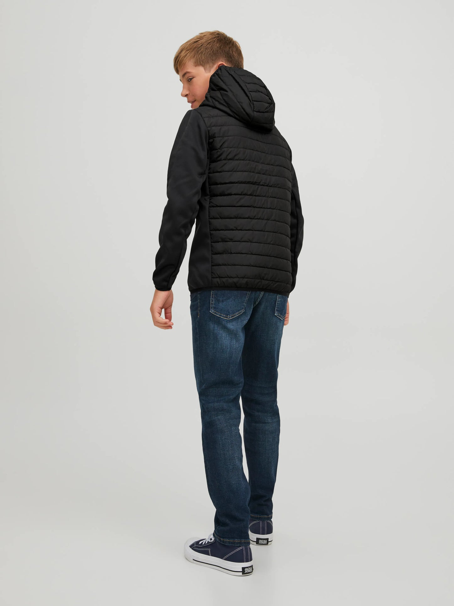 Manteau Mi-Saison - Jack & Jones noir matelassé avec capuche, coupe-vent, pour garçon, vue de dos porté sur mannequin