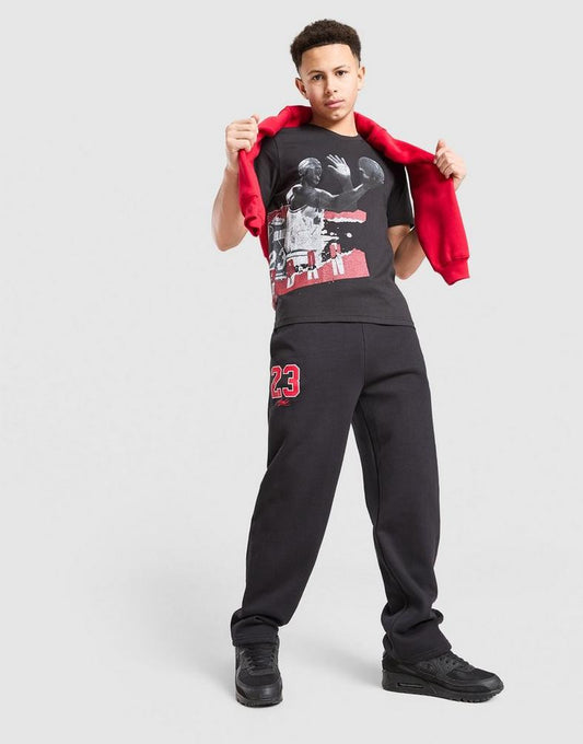 Homme portant un T-Shirt - Jordan noir avec motif Michael Jordan en blanc et rouge, vue de face, style urbain.