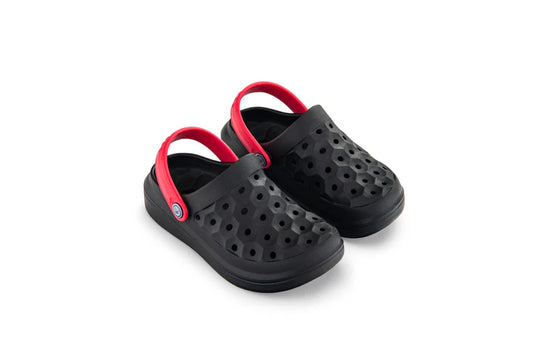 Sandales Varsity Clog - Joybees noires en caoutchouc avec bride rouge, style gougounnes, pour garçon, vue de trois quarts face.