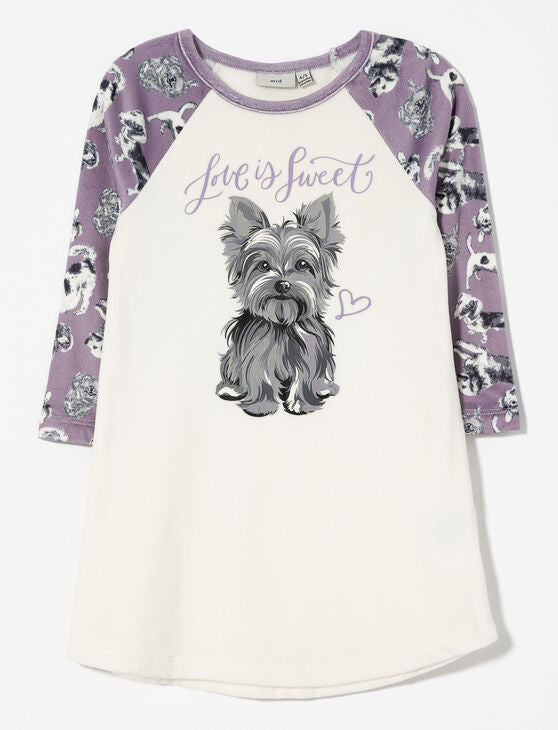 Robe de nuit - M.I.D. écrue avec manches longues violettes à motifs chiens, illustration chien gris, vue de face enfant.