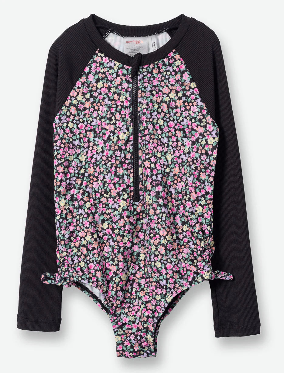 Maillot de bain - Mandarine & Co, une pièce manches longues noir rose et violet avec motifs floraux, pour enfant, vue de face porté sur mannequin.