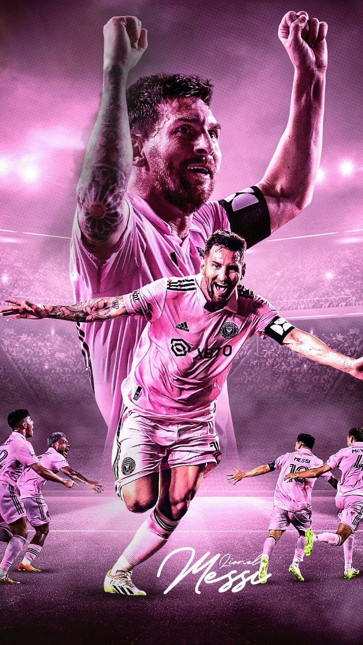 Serviette microfibre - Messi rose et blanche avec motifs football, style sportif, vue de face et en action sur terrain.