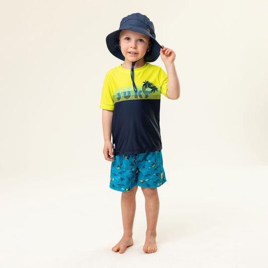 Chandail U.V - Nanö jaune et bleu marine à manches courtes en tissu respirant pour garçon, porté sur mannequin, vue de face.
