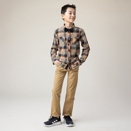 Chemise - Nanö flanelle à carreaux beige bleu et noir avec nœud papillon noir, manches longues, garçon, porté de face.