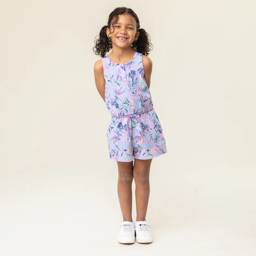 Combi-Short - Nanö en jersey à imprimé bleu et violet avec ceinture à cordon, pour fille, porté de face sur mannequin souriante