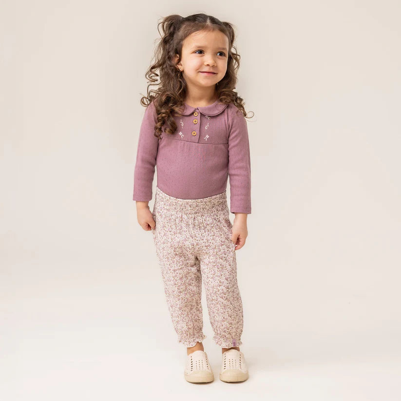 Ensemble - Nanö fille avec cache-couche rose en jersey col Claudine et pantalon fleuri beige, manches longues, vue de face porté