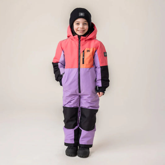 Habit de neige 1 pièce - Nanö orange, violet et noir, imperméable, isolation Primaloft, fille, vue de face, porté sur mannequin.