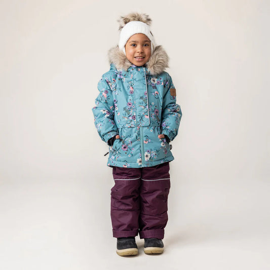 Habit de neige - Nanö bleu à motifs floraux roses et blancs, pantalon violet, doublure fourrure, pour fille, vue de face porté sur mannequin