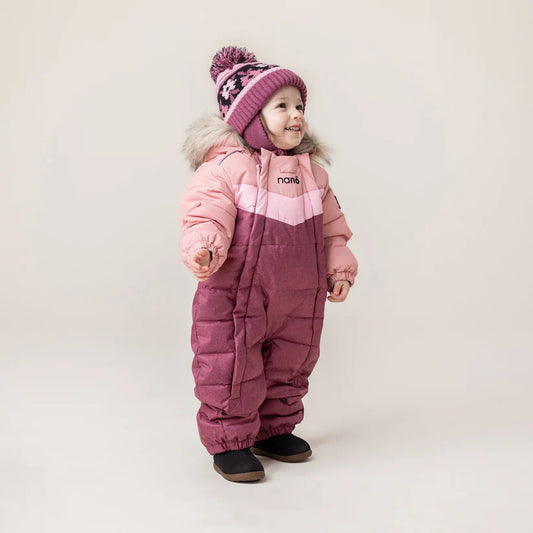 Habit de neige 1 pièce - Nanö rose et bordeaux avec capuche à fourrure, isolant thermique, pour enfant, vue de profil droit.