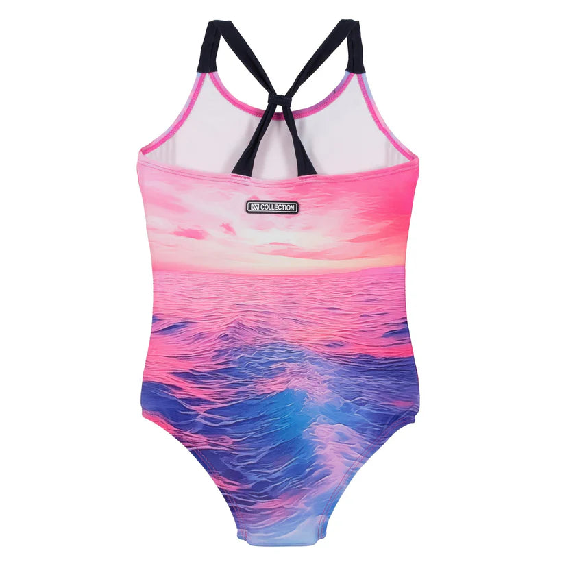 Maillot de bain - Nanö une pièce rose et bleu imprimé paysage marin, bretelles noires croisées, fille, vue de dos
